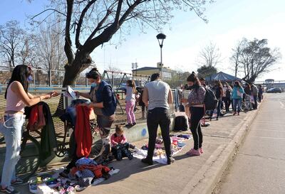 Argentinos asisten a una feria de trueque en Moreno, provincia de Buenos Aires. Los argentinos vuelven a recurrir al trueque ante la crisis económica que se profundizó por la pandemia de covid-19, al organizarse para intercambiar prendas, juguetes o electrodomésticos por los alimentos que necesitan para el día.
