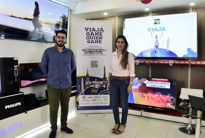 Alan López, brand manager de Tokyo, y Tania Ruiz, gerente de Marketing de NGO, durante el sorteo de la promoción.