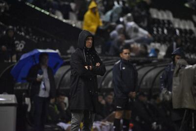 Daniel Garnero, entrenador de Libertad, durante el partido ante Olimpia en La Huerta.