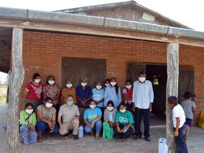 Grupo de mujeres indígenas que reciben asesoramiento y ayuda de la Fundación Hugo.