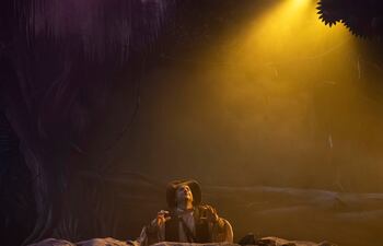 Con un gran despliegue de producción escénica, sonora y lumínica se presentará desde hoy “Hombre enterrado”.