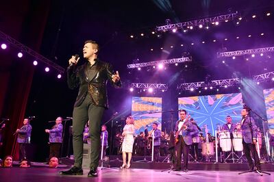 Américo compartiendo el escenario con el grupo mexicano Los Ángeles Azules.