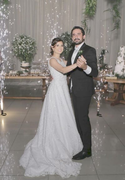 Verónica y Julio, los nuevos esposos en el momento del vals disfrutando de la recepción de su boda.