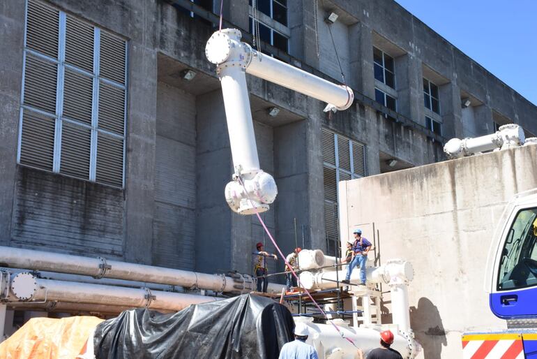 Técnicos trabajando en la adecuación de las barras de 500 kV en Yacyreta.