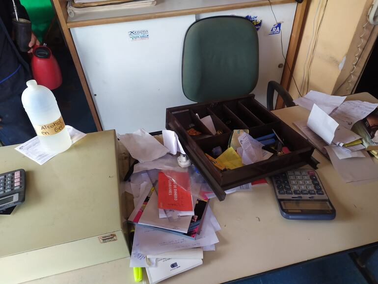 Los maleantes violentaron la caja registradora para llevar el dinero.