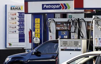 Imagen de una estación de servicio de Petropar. Desde mañana martes la nafta 88 octanos bajará G. 240 y costará G. 6.860.