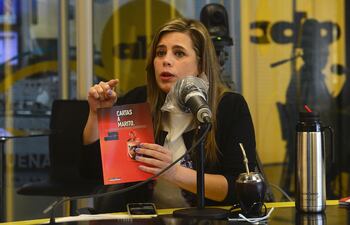 La diputada Kattya González (PEN), durante su visita a Radio ABC Cardinal 730 AM, promocionó también su libro: “Cartas a Marito”.