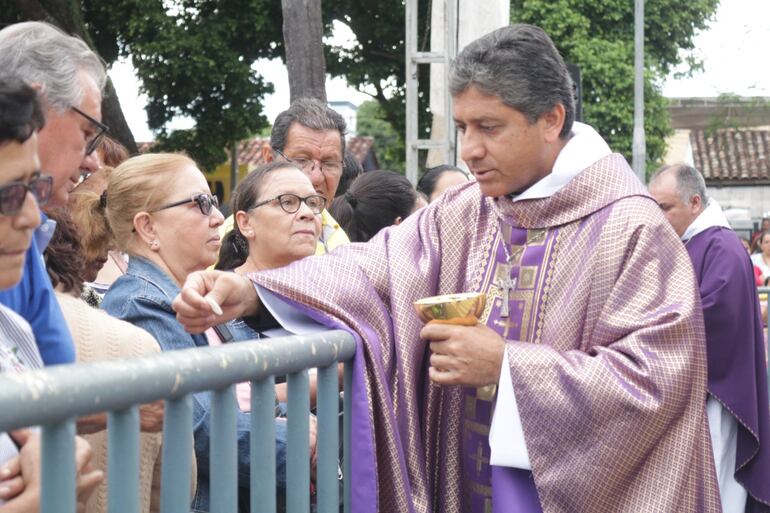Monseñor Miguel Ángel Cabello, imparte de la comunión durante la misa del quinto día del novenario de la Virgen de Caacupé.