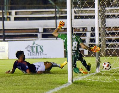 Puntada final de Alberto Espínola para el gol del empate parcial de Cerro Porteño ante Guaireña ayer en el Parque del Guairá. El gol del triunfo lo anotó a los 89 minutos Claudio Aquino. (Fotos, Gustavo Machado, enviado especial)
