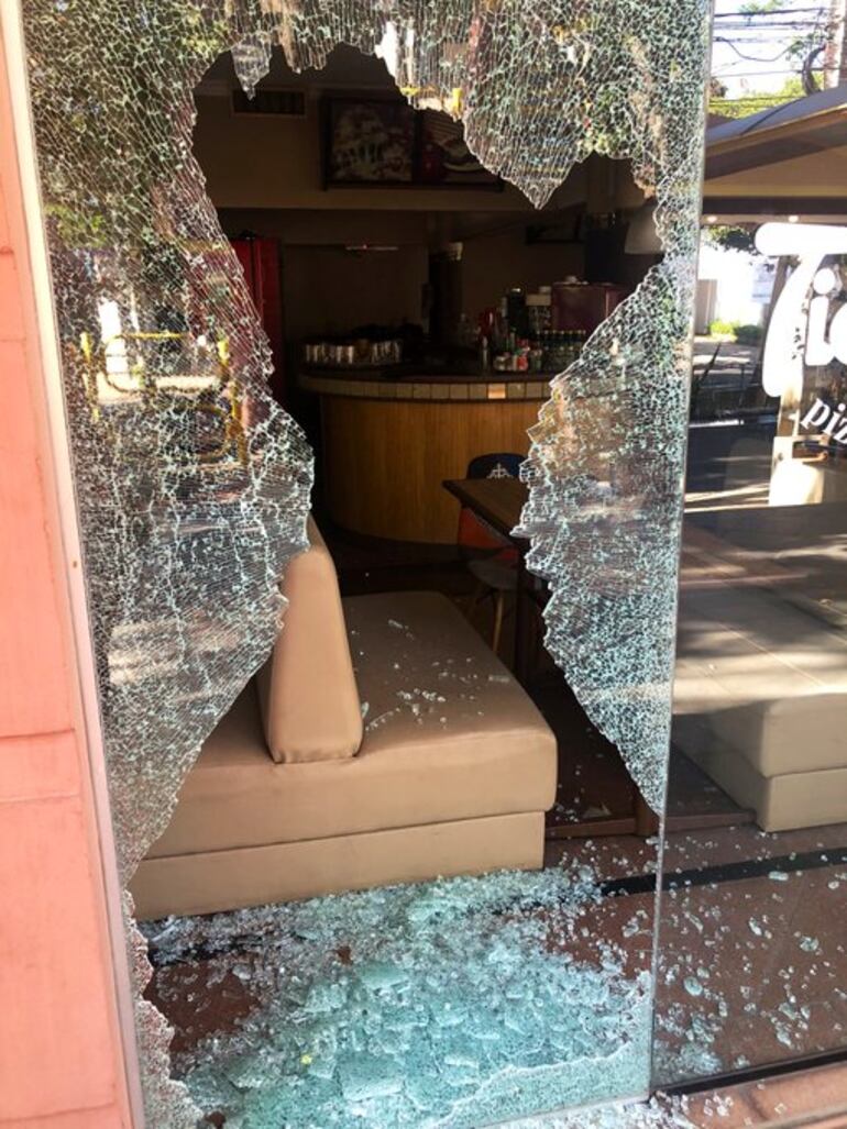 La puerta de blíndex que fue rota por el ladrón.