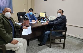 Óscar Forestieri (d) con otros liberales desde el Comité N° 1 de Fernando de la Mora, siguiendo las elecciones internas y partidarias de este domingo. (Gentileza).