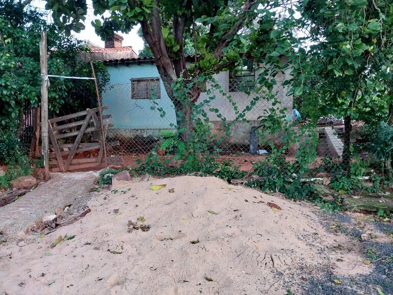 La víctima tuvo la oportunidad de esconderse detrás de un árbol.