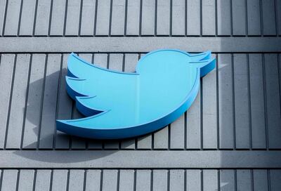 En esta foto de archivo tomada el 28 de octubre de 2022, el logo de Twitter fuera de su sede en San Francisco, California. - Las salidas de empleados se multiplicaron en Twitter el 17 de noviembre de 2022, luego de un ultimátum del nuevo propietario Elon Musk, quien exigió que el personal eligiera entre ser "extremadamente duro" y trabajar muchas horas, o perder sus trabajos.
