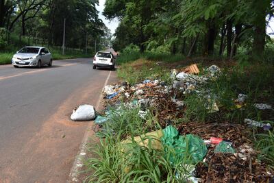 La calle Ypacaraí del barrio Villa Bonita de la ciudad de Villa Elisa es utilizada como vertedero de basura