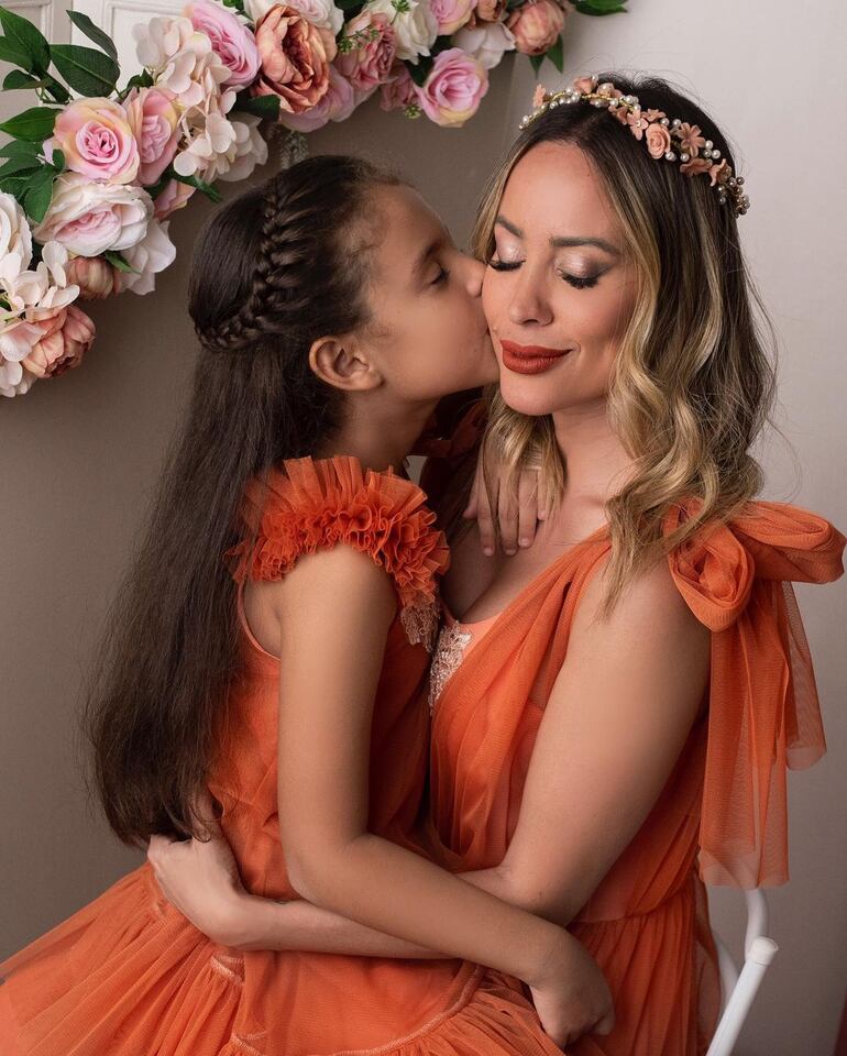 Puro amor. Emma dando un beso a mamá Patty. (Instagram/Patty Orué)