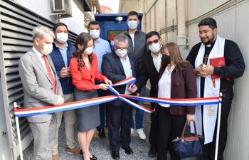 Simbólico corte de la cinta tricolor para dejar inauguradas las mejoras en el Hospital General de Villa Elisa.