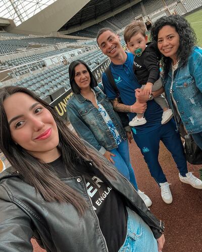 Miguel Almirón con su mejor hinchada. Su esposa Alexia, su hijo Francesco, su mami Sonia y su suegra Patricia junto al futbolista, en el campo de juego del St. James Park.