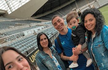 Miguel Almirón con su mejor hinchada. Su esposa Alexia, su hijo Francesco, su mami Sonia y su suegra Patricia junto al futbolista, en el campo de juego del St. James Park.