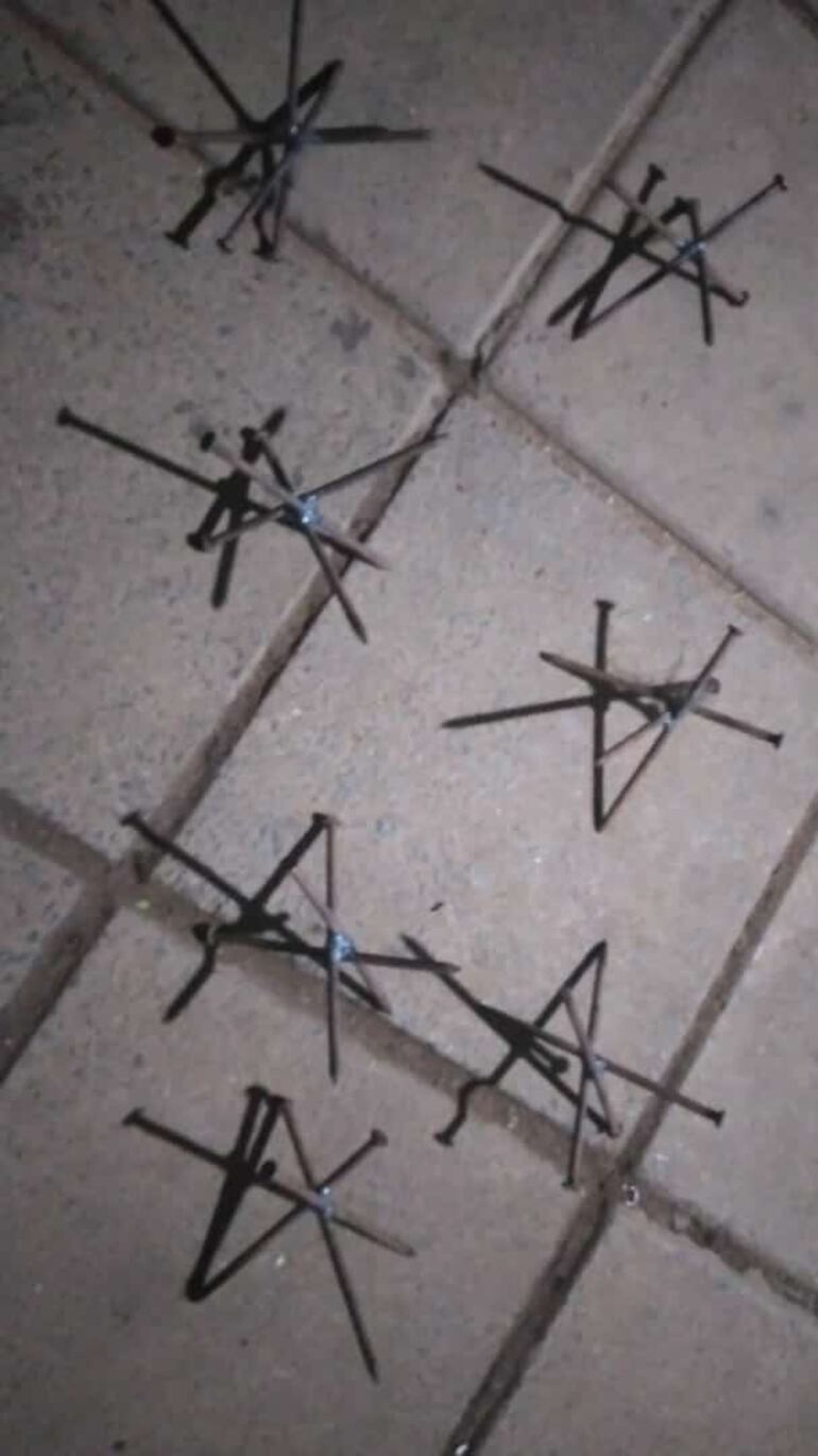 Se encontraron varios clavos en la zona. 