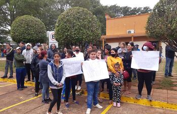 Varios pobladores y empresarios del transporte se manifestación frente a la Junta Municipal de Itauguá.