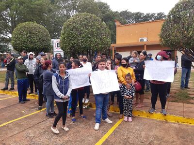 Varios pobladores y empresarios del transporte se manifestación frente a la Junta Municipal de Itauguá.