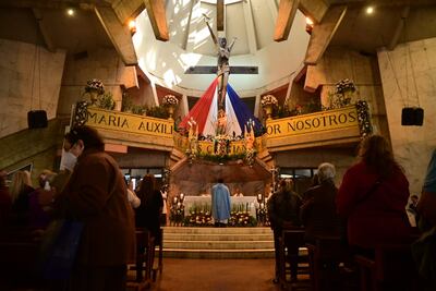 Cientos de devotos acuden este martes a festejar el Día de María Auxiliadora.