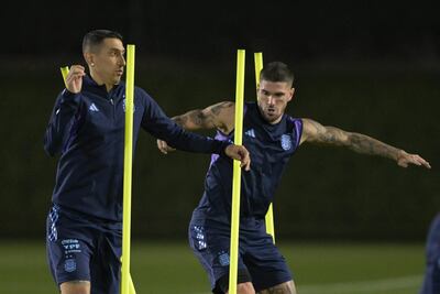 El mediocampista argentino Angel Di Maria (L) y el mediocampista argentino Rodrigo De Paul participan en una sesión de entrenamiento en la Universidad de Qatar en Doha el 12 de diciembre de 2022, en vísperas del partido de fútbol semifinal de la Copa Mundial Qatar 2022 entre Argentina y Croacia.