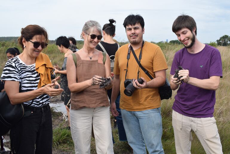 Turistas aseguran que trabajar con arcilla resultó una terapia.