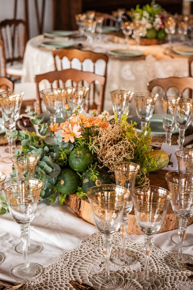 Hermosos arreglos de centros de mesa se prepararon. Todo finamente acorde en los tonos y flores secas.