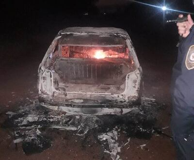El automóvil fue consumido completamente por el incendio.