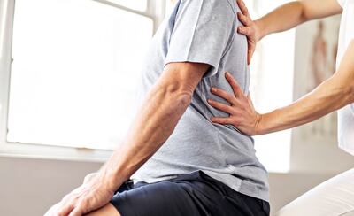 Especializado en tratar traumas de la columna, utiliza varias técnicas para ayudar al paciente.