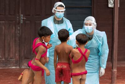 Niños indígenas yanomamis son atendidos por médicos militares en Alto Alegre (Brasil).