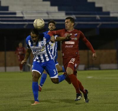 Paulo da Silva saca el balón ante la arremetida de Leonardo Villagra