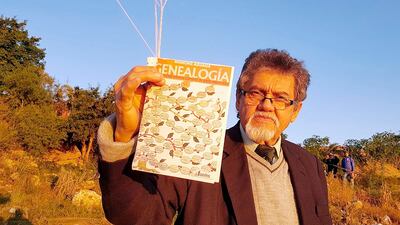 Moncho Azuaga exhibe la portada de su novela “Genealogía”, elegida por el jurado del Premio Municipal.