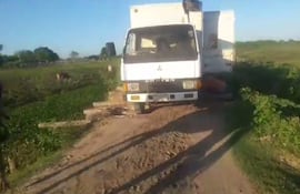 Un camión repartidor queda varado sobre el puente en la compañía Potrero Pirú, distrito de Guazú Cuá- Ñeembucú.
