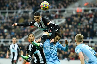 Miguel Almirón queda suspendido en el aire sobre el cuello de Bernardo Silva, en la nueva derrota del Newcastle ante Manchester City