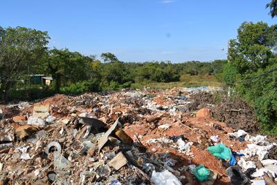 Luque. En la cercanía del arroyo Yukyry y Aratiri rellenan predio con basuras y escombros.