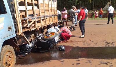 La motocicleta se incrustó debajo del camión transganado que le salió al paso.