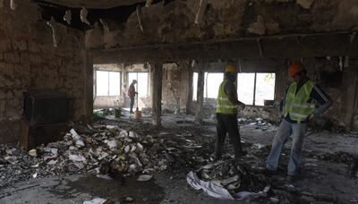 La empresa aseguradora, junto con una firma constructora, verifican el sector siniestrado del Cabildo.