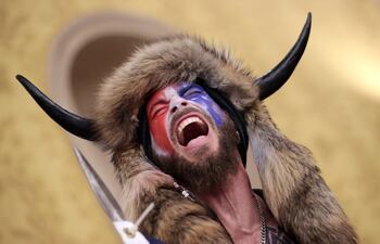 Disfrazado de bisonte, a pecho gentil y con el rostro pintarrajeado, el fanático trumpista y líder del grupo conspiranoico Qanon, Jake Angeli fue uno de quienes atracaron el capitolio en Washington, el 6 de enero.