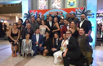 El equipo de la película "Pedro Undercover" durante el avant-premiére que se realizó anoche en el complejo Cinemark. La comedia estará desde mañana en los cines de todo el país.