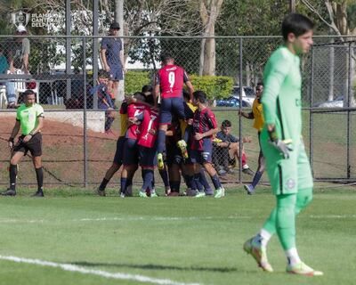 Los azulgranas festejan el tempranero gol ante Olimpia.
