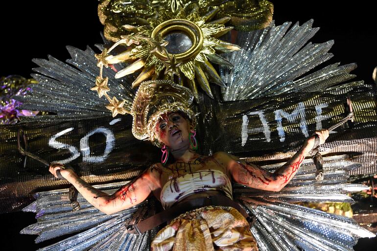 Un miembro de la escuela escuela de samba Estacao Primeira de Mangueira durante un carnaval de Río de Janeiro. (archivo)