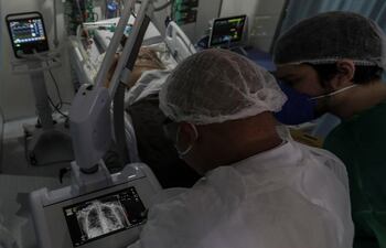 Un equipo científico de la Universidad de Rochester en Estados Unidos ha creado un material superconductor a una temperatura y una presión lo suficientemente bajas para futuras aplicaciones prácticas, entre ellas técnicas de imagen médica, electrónica más rápida o posibles trenes sin fricción.