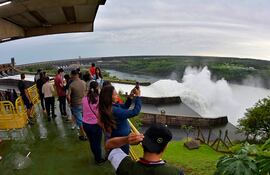 Los turistas disfrutan del paisaje en Itaipú.