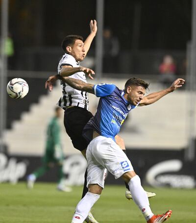 El atacante argentino del “12” Martín Leonel Batallini (31 años) va a la disputa aérea con el volante de contención liberteño Hernesto Ezequiel Caballero Benítez (31).