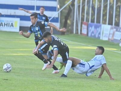 Jorge Aguilar (d), defensor de Sol de América, pelea por el balón con Jorge González y Richard Salinas, ambos del 12 de Octubre de Itauguá.