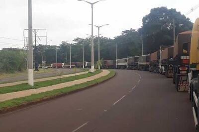 Extensa fila de camiones con granos paraguayos esperando entrar a Brasil.