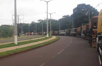 Extensa fila de camiones con granos paraguayos esperando entrar a Brasil.