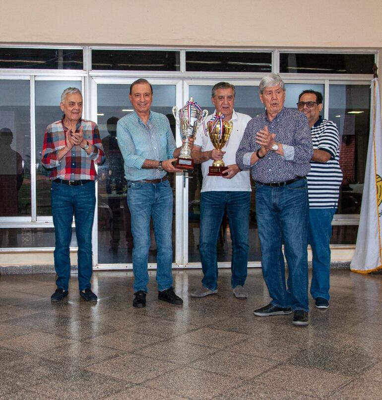 Los trofeos de los ganadores clásicos fueron para el stud J.C. de Juan Carlos Aveiro, y, Kika de Gustavo Pedrozo y Gerardo García.